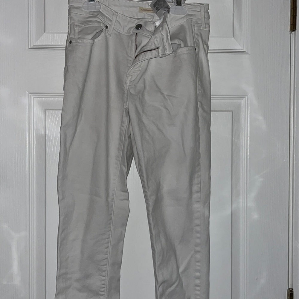 White mid rise skinny Levi jeans
